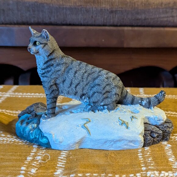 Living Stone Cat Figurine Cat Gray Tabby Winter Break - Picture 3 of 7